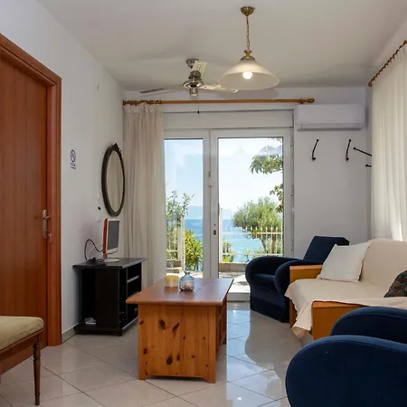 Just On The Sea 1 Apartment *